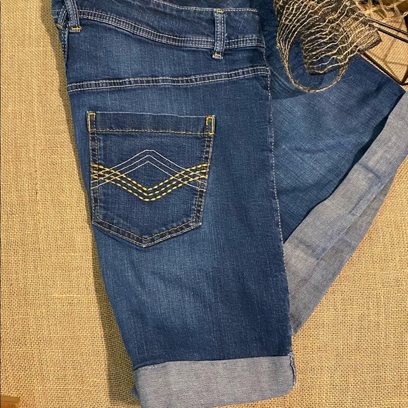 EUC Lane Bryant Cuffed Shorts in Dark Denim. Size 22 - Picture 1 of 4